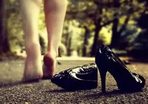 女人梦见自己踩一鞋屎:梦里踩屎,醒来后我该怎么办?