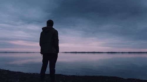 梦见死去的亲人说话好吗:梦见逝去的亲人说话,那些跨越生死的奇妙对话