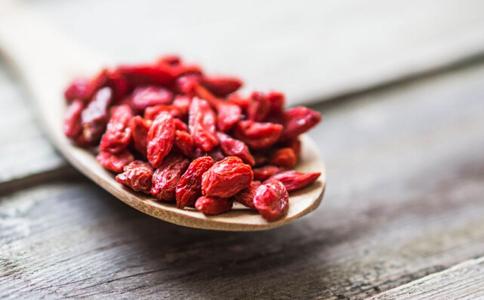 枸杞一天吃多少粒最好:枸杞一天吃多少粒最好?科学依据与健康指南