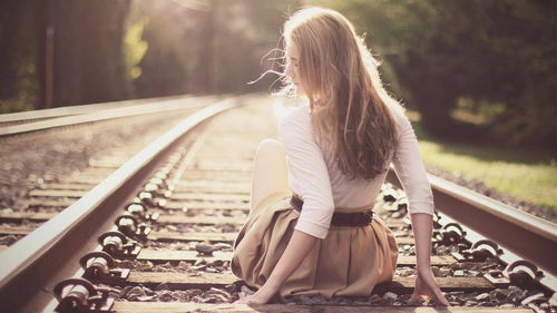 戴耳机会影响姻缘吗女:戴耳机戴出冷战?解析耳机与婚姻的微妙关系