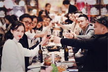 梦见很多人一起吃饭的场面:梦见很多人一起吃饭的场面,一场集体记忆的解密 梦见很多人一起吃饭的场面:梦见很多人一起吃饭的场面,一场集体记忆的解密