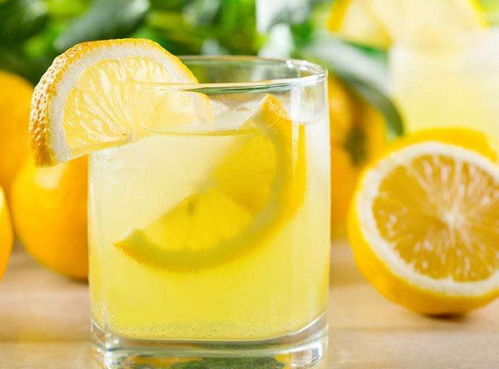 柠檬泡水有什么好处:柠檬泡水,不只是清新,还有这些意想不到的好处!