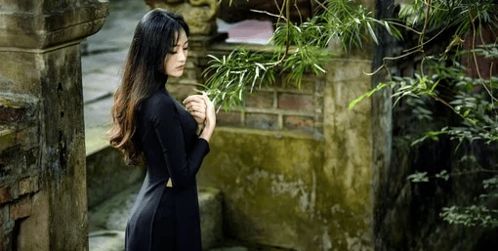 天蝎男喜欢的四种女人：解码天蝎男的隐秘心动法则，灵魂共鸣、忠诚与深度的四重吸引力