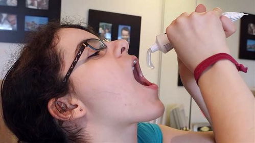 女人梦见掉牙没出血也不疼：女性梦见掉牙无血不疼，解密潜意识的温柔信号