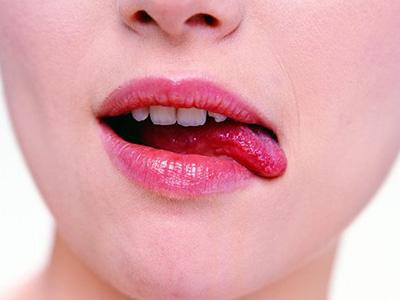 舌苔厚白怎么快速去除:快速去除舌苔厚白的方法与健康提示