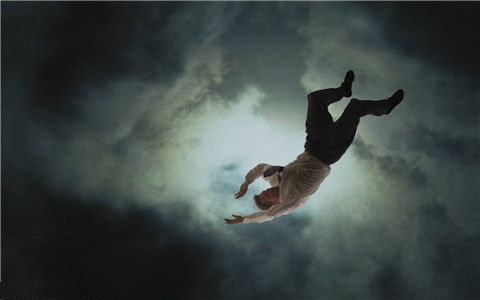 女人梦见从高处坠落惊醒：女人梦见从高处坠落惊醒，解密梦境背后的隐喻与心理暗示