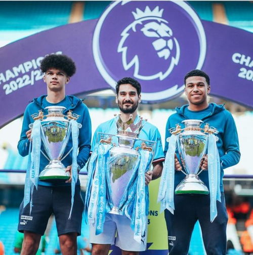 泰州队队员夺冠后手捧奖杯合影