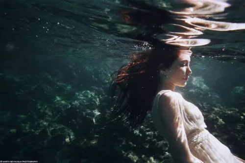 孕妇梦见别人抬棺材：孕妇梦见别人抬棺材，解析背后的隐喻与心理暗示