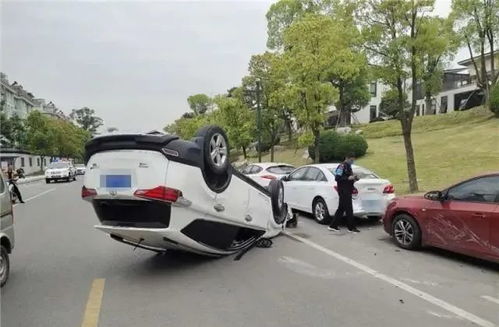 梦见别人车翻了是什么预兆：梦见别人车翻了是什么预兆？