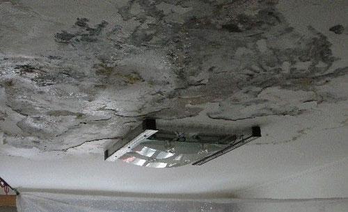 梦见房屋漏水屋顶渗水：梦境中的屋顶漏水，一场关于压力与安全感的隐喻