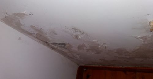 梦见房屋漏水屋顶渗水：梦境中的屋顶漏水，一场关于压力与安全感的隐喻