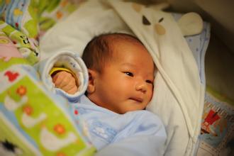 新生儿黄疸正常值是多少：新生儿黄疸正常值是多少？宝宝黄疸多久会退？