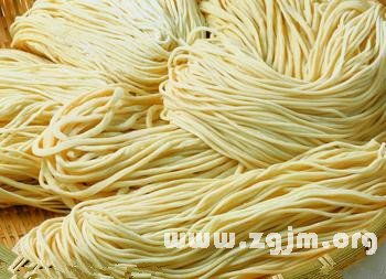 梦见面条掉在地上：梦见面条掉在地上