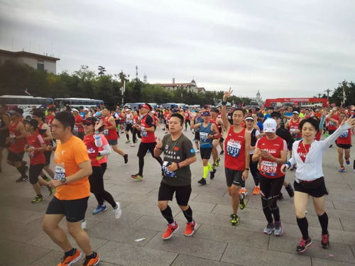 2025年北京马拉松天安门广场鸣枪起跑，3.2万余名选手同场竞技