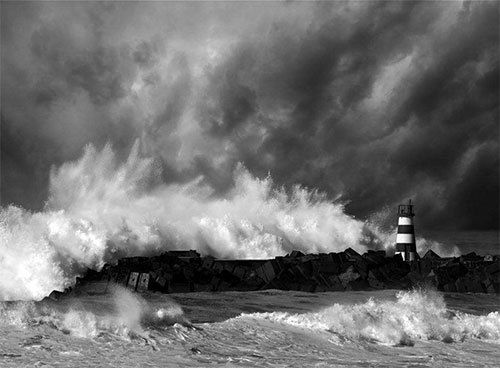 梦见海啸发大水逃生:梦魇海啸,一场与死神赛跑的逃生 梦见海啸发大水逃生:梦魇海啸,一场与死神赛跑的逃生