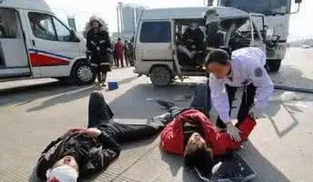 梦见车祸死人是什么预兆：梦中惊现车祸死人，是预示危险还是内心焦虑的信号？