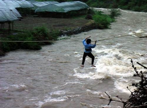 梦见洪水逃生：梦中的洪水，一场无声的逃生