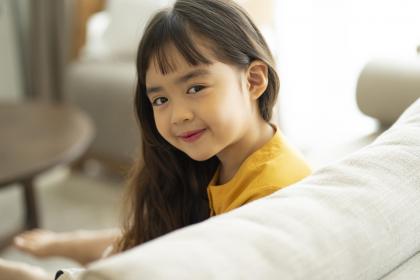 女人梦到别人生女孩子：梦里别人生女婴，她心里的波澜