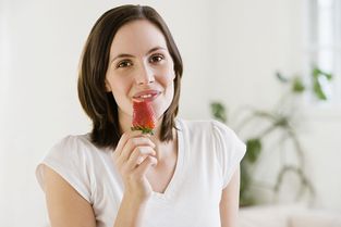 女人吃氨糖的最佳时间：女人吃氨糖的最佳时间，呵护关节，由内而外焕发光彩