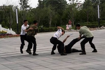 梦见一群人打架是什么意思：梦到一群人打架是什么意思？解析梦境背后的心理暗示