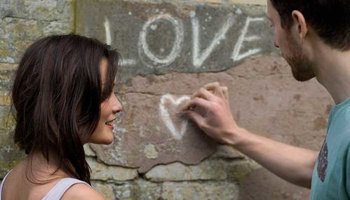 天蝎女喜欢一个人的表现：天蝎女爱上你的5个隐秘信号，爱而深，藏于心