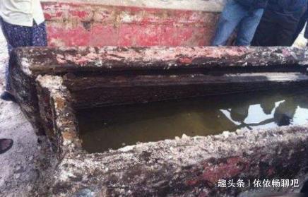 梦见棺材打开是什么征兆：棺材打开的梦，预示死亡还是新生？