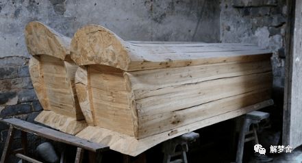 梦见棺材打开是什么征兆：棺材打开的梦，预示死亡还是新生？