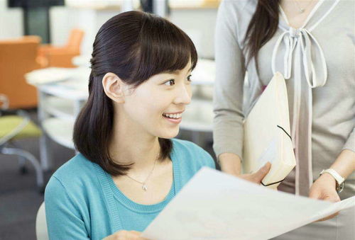 梦见别人给钱没要：梦见别人给钱没要，解读梦中拒绝接受馈赠的心理密码