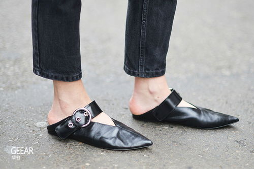 梦见买鞋挑不到合适的：迷宫般的抉择，当买鞋成为人生隐喻