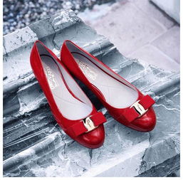 梦见买鞋挑不到合适的：迷宫般的抉择，当买鞋成为人生隐喻