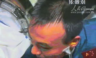 梦见刮胡子把脸刮破了流血：镜中的裂痕，当刮胡子变成噩梦