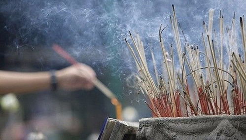 寺庙抽姻缘签有用吗：寺庙抽姻缘签，一场心灵的试探还是迷信的陷阱？