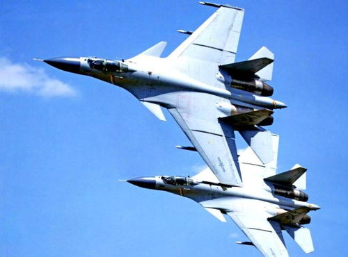 苏-35释放干扰弹 做“眼镜蛇”动作