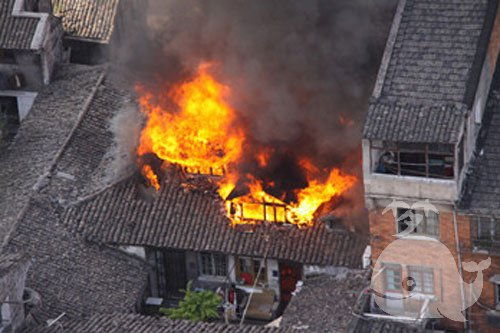 女人梦见自己被火烧：梦里被火烧，是焦虑还是重生？解析女人梦见自己被火烧的心理隐喻