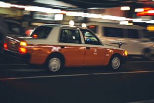 梦见打车去医院：出租车上的医院，一场梦的解密与内心的隐喻