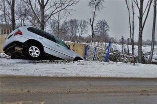 梦见亲人开车翻车了人没事：梦见亲人开车翻车却没事，是预示还是心理投射？