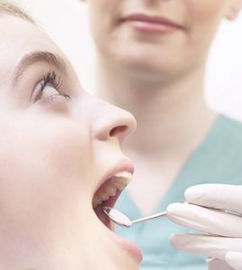 女人梦见掉了很多牙齿：女人梦见掉了很多牙齿，解析梦境背后的隐喻与心理暗示