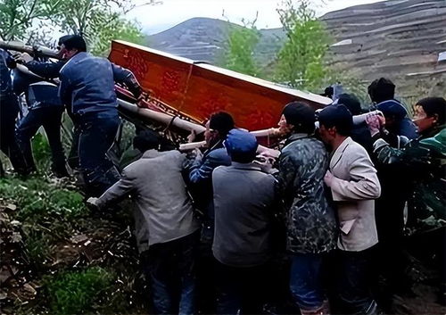 梦见很多人抬棺材出殡什么预兆:梦见很多人抬棺材出殡,传统文化中的预兆与心理解读