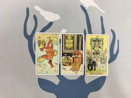 塔罗牌天秤座8月份逆位：天秤座8月逆位，平衡的挣扎与抉择的迷雾