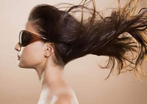 梦见头发脱落有什么征兆:梦里掉头发,这些征兆你中招了吗?