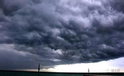 梦见天空乌云密布:梦中的乌云,心灵天空的阴霾