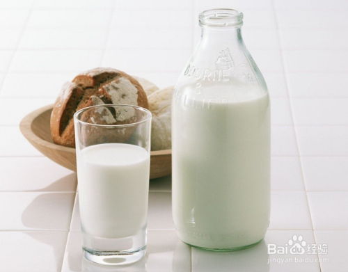 晚上睡前喝牛奶好不好：晚上睡前喝牛奶，助眠良方还是负担？科学解析睡前一杯奶的利弊