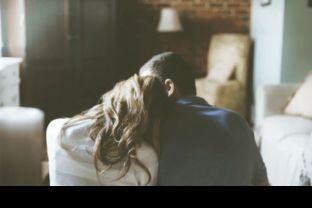 女人梦见满地都是血:血色迷梦,女人梦见满地都是血的背后隐喻