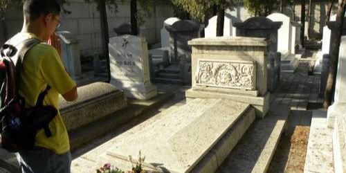 梦见好多坟墓有人祭拜:梦见好多坟墓有人祭拜,一场关于生死与记忆的心灵隐喻 梦见好多坟墓有人祭拜:梦见好多坟墓有人祭拜,一场关于生死与记忆的心灵隐喻