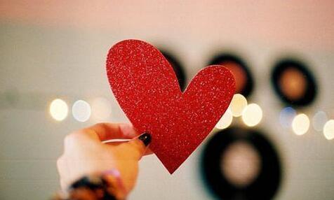 双鱼男真正动情的表现：双鱼男的深情无声告白，藏在细节里的灵魂共鸣法则