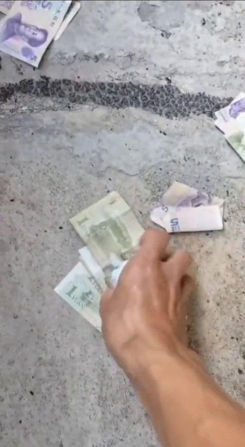 梦见捡钱了：梦见捡钱了，财富、焦虑与潜意识的隐喻