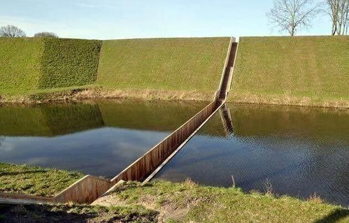 梦见桥断了河水还特别大的寓意：梦中桥断河水汹涌，解析你潜意识中的危机与转机