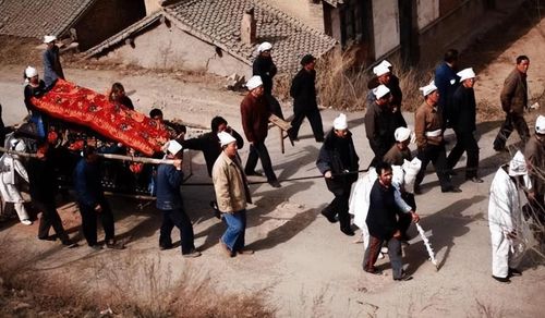 梦见自己抬棺材出殡好不好:梦见自己抬棺材出殡好不好?传统文化与现代心理的双重解读 梦见自己抬棺材出殡好不好:梦见自己抬棺材出殡好不好?传统文化与现代心理的双重解读