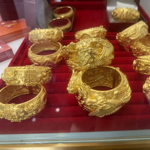 一小时等不来一位客人,知名金店锐减数百网点