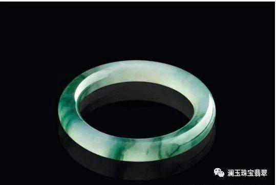 做梦自己戴的玉镯子碎了:破碎的梦境,还是内心的裂痕?